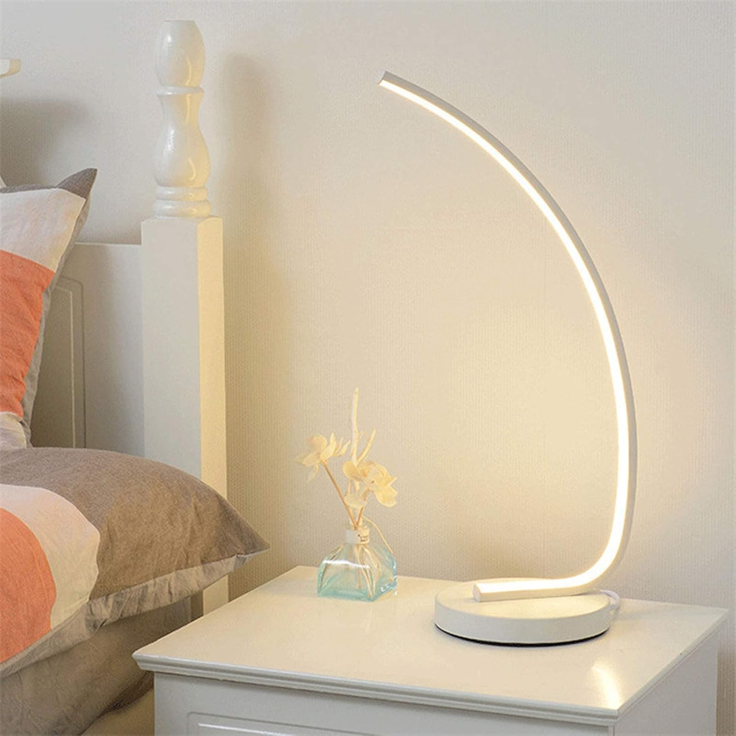 Adjustable Flexible LED Desk Lamp - Modern Design for Home Office or Study - Energy-Efficient Lighting