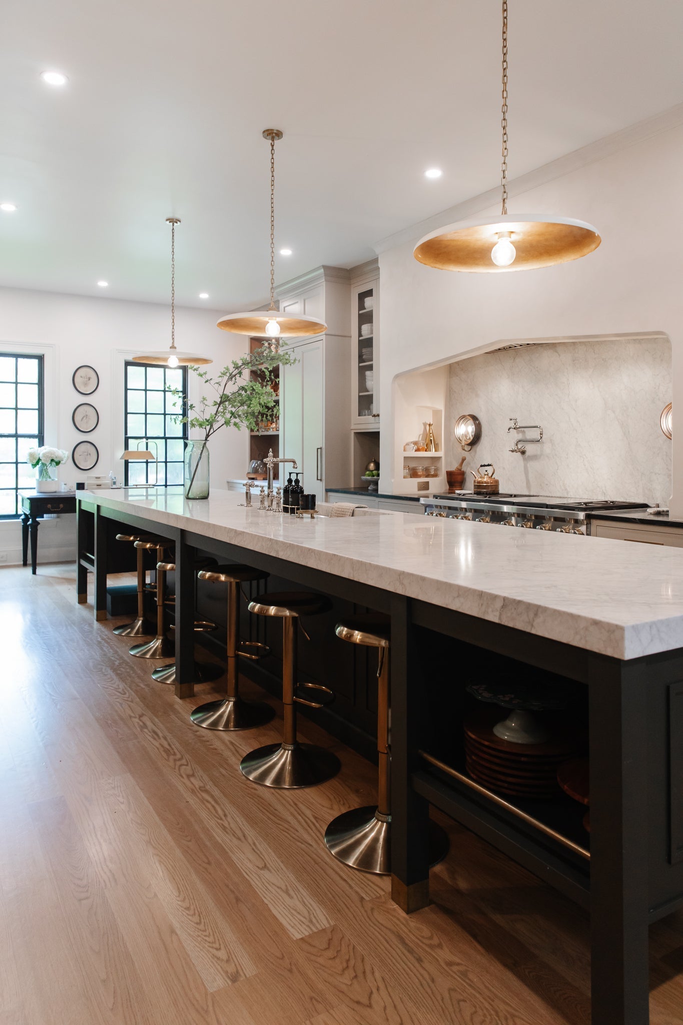 Brass Table Lamp - Modern Design for Indoor Lighting - Elegant Home Decor Accent