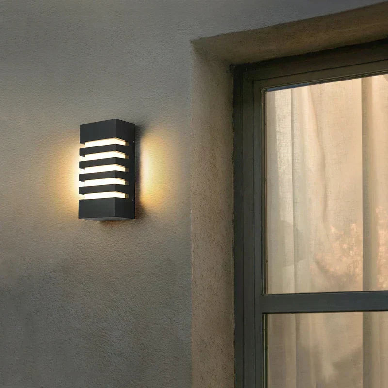 Aluminum Wall Light Fixture - Modern Design for Indoor/Outdoor Use - Sleek and Durable Lighting Solution