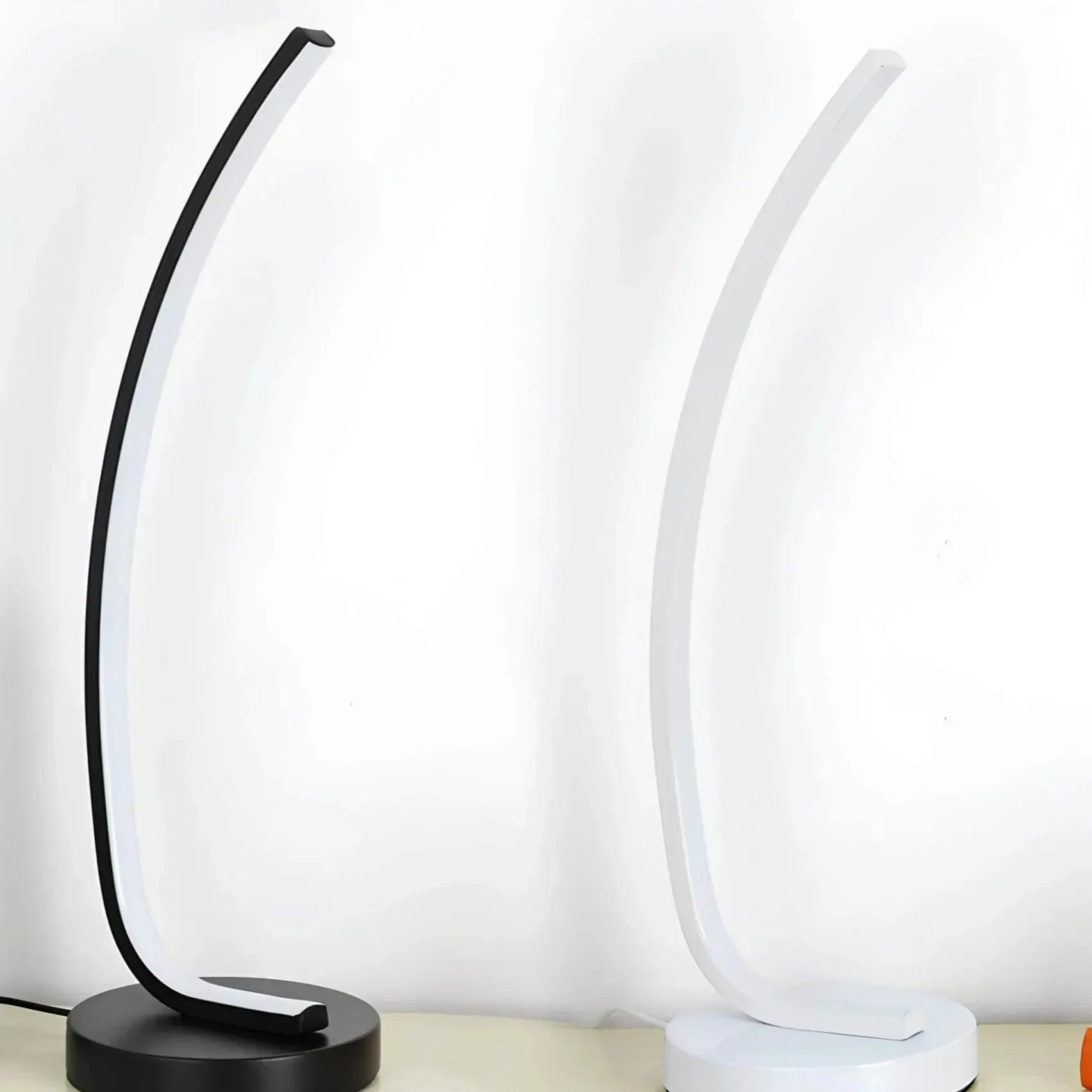 Adjustable Flexible LED Desk Lamp - Modern Design for Home Office or Study - Energy-Efficient Lighting